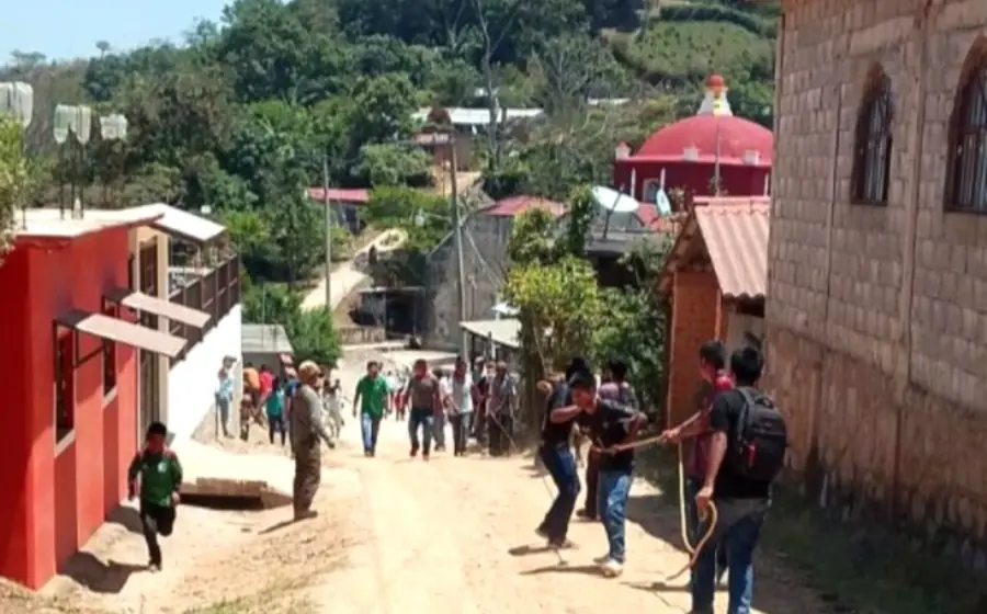 Una calenda con música de banda recorre las calles para dar inicio a la tradicional fiesta patronal en la comunidad de Nativitas Coatlán.