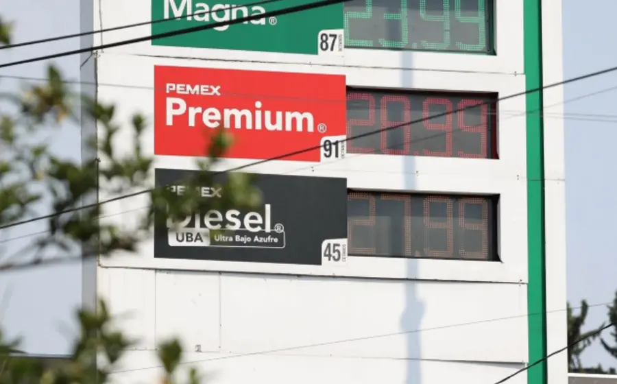 Una bomba de servicio en una gasolinera mexicana, donde se muestra el precio del diésel, que según Profeco promedia 27.73 pesos.