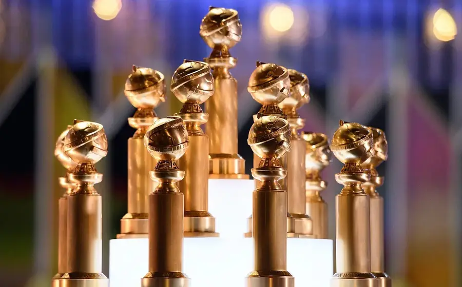El icónico trofeo de los Globos de Oro ilustra la nueva regulación para el uso de Inteligencia Artificial en el cine, donde el control humano es clave.