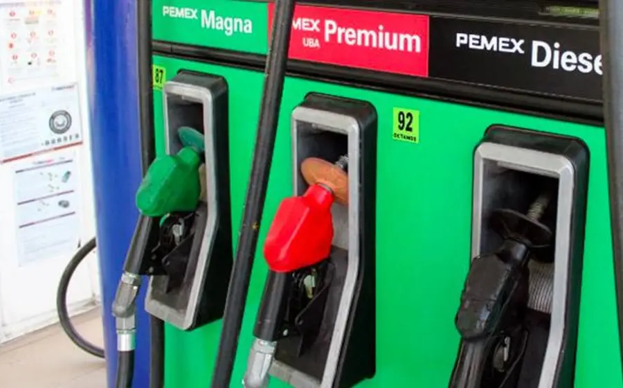 Una bomba de gasolina en una estación de servicio ilustra el aumento de los subsidios fiscales a combustibles por parte de la SHCP en México.