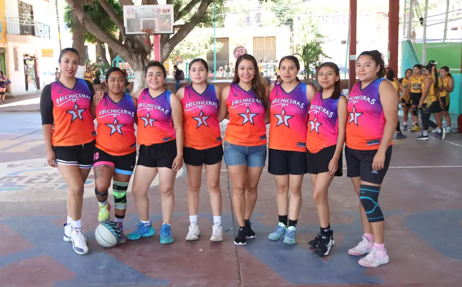 El equipo de Hechiceras celebra en la cancha su clasificación a la ronda de semifinales después de ganar su partido.