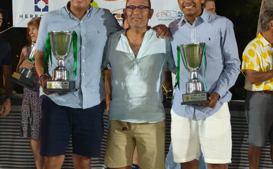 Los hermanos Bruno y Horacio García posan como subcampeones de la categoría A varonil en el torneo de tenis Dobles Tangolunda 2.
