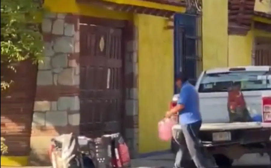 Un hombre es captado por una cámara de video mientras arroja bolsas de basura en la vía pública en Trinidad de las Huertas.