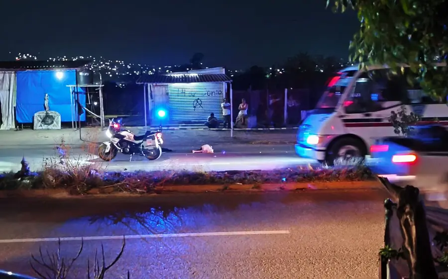 Escena del percance ocurrido en la jurisdicción de Pueblo Nuevo, donde una mujer fue identificada tras perder la vida en el incidente.
