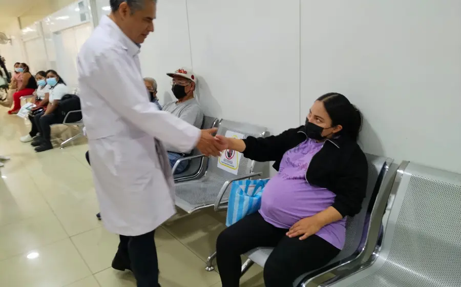 Una doctora del IMSS realiza un seguimiento médico a una mujer embarazada como parte de la estrategia de atención integral para madres.