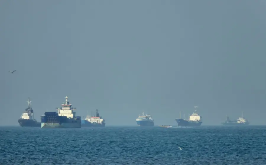 Una embarcación militar durante el incidente naval entre Estados Unidos e Irán en el Estrecho de Ormuz, un corredor clave para el comercio energético.