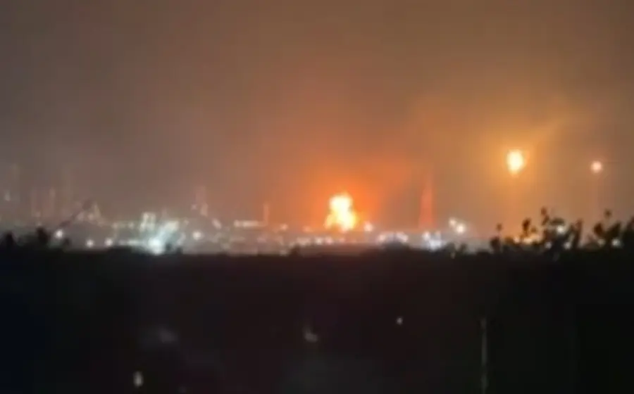 Imagen de la refinería de Salina Cruz, Oaxaca, tras el incidente que, según Protección Civil, no provocó afectaciones en las viviendas cercanas.