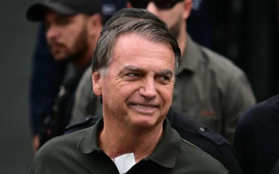 El expresidente de Brasil, Jair Bolsonaro, quien continuará bajo arresto domiciliario en su hogar tras haber recibido el alta médica.