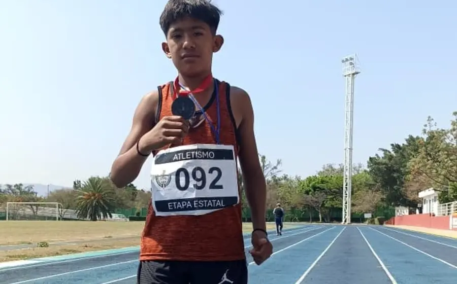 El joven atleta Jesús Antonio Mendoza durante su entrenamiento para llegar lo mejor preparado posible a la competencia nacional de atletismo.