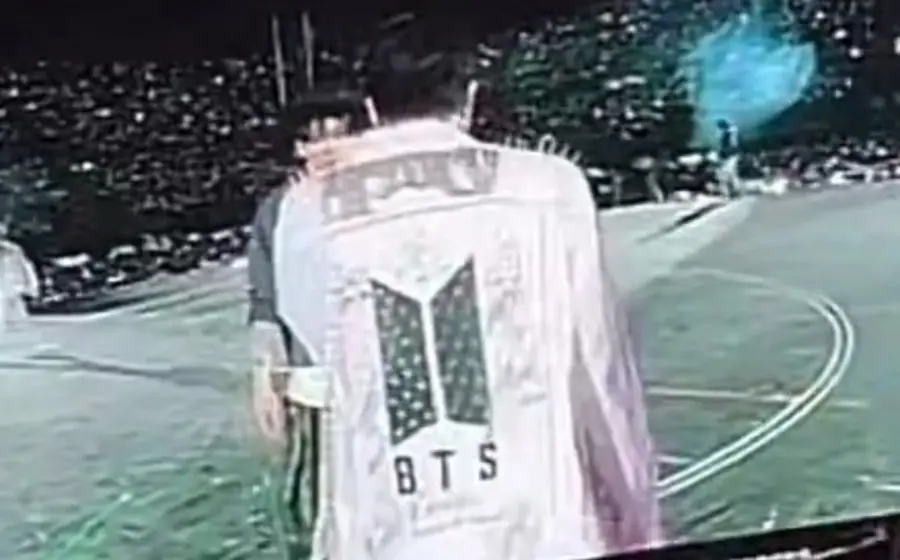 Jin, integrante de la banda de K-pop BTS, viste una chamarra del luchador mexicano Místico como homenaje a la lucha libre.