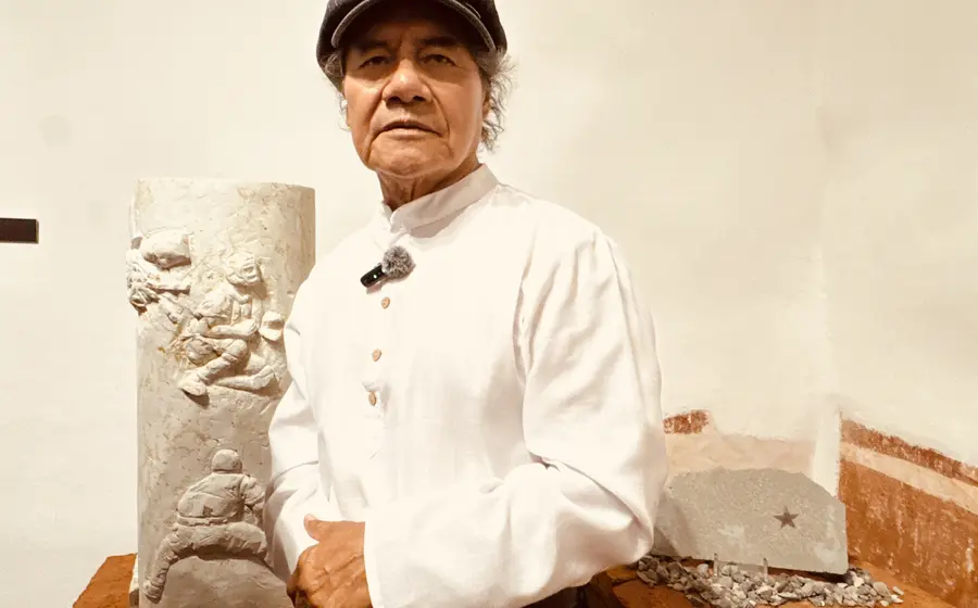 El escultor José Luis García trabaja en la talla de una monumental obra de piedra que será parte de la memoria del nuevo Estadio Yu'va.