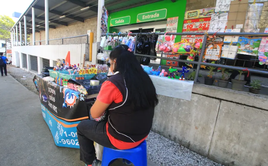 Un joven trabajando en un empleo informal, reflejando la precariedad laboral y la exclusión que afecta a millones de jóvenes en el país.