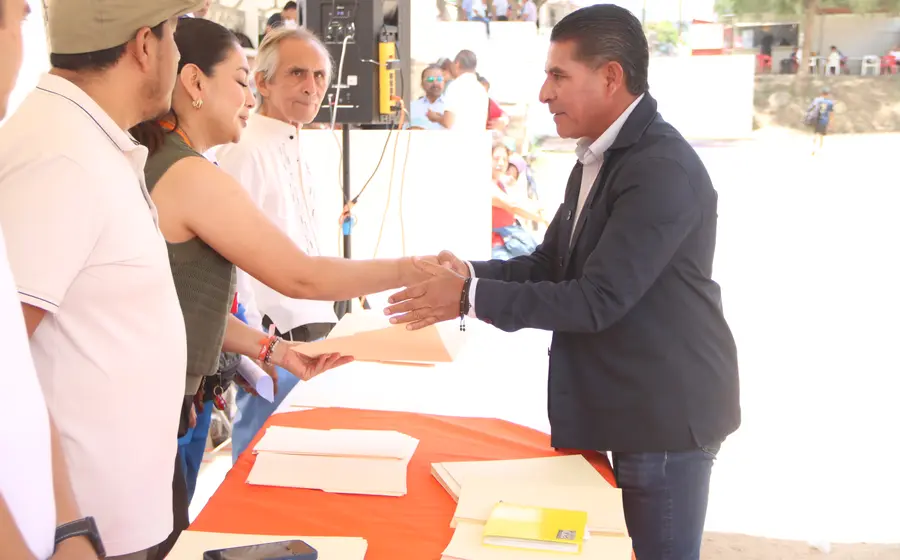 El futbolista de antaño, Juan de Dios Uribe, sonríe mientras recibe un reconocimiento durante la ceremonia de premiación a jugadores veteranos.
