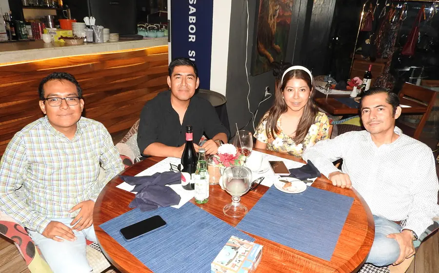 Juan festeja su cumpleaños en compañía de sus amigos Himeldo, Fabiola y Jorge, mientras disfrutan de un agradable momento en la ciudad de Oaxaca.