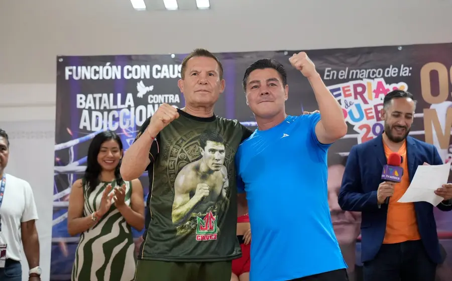 Los boxeadores mexicanos Julio César Chávez y Jorge 'El Travieso' Arce listos para su enfrentamiento de exhibición en la ciudad de Puebla.