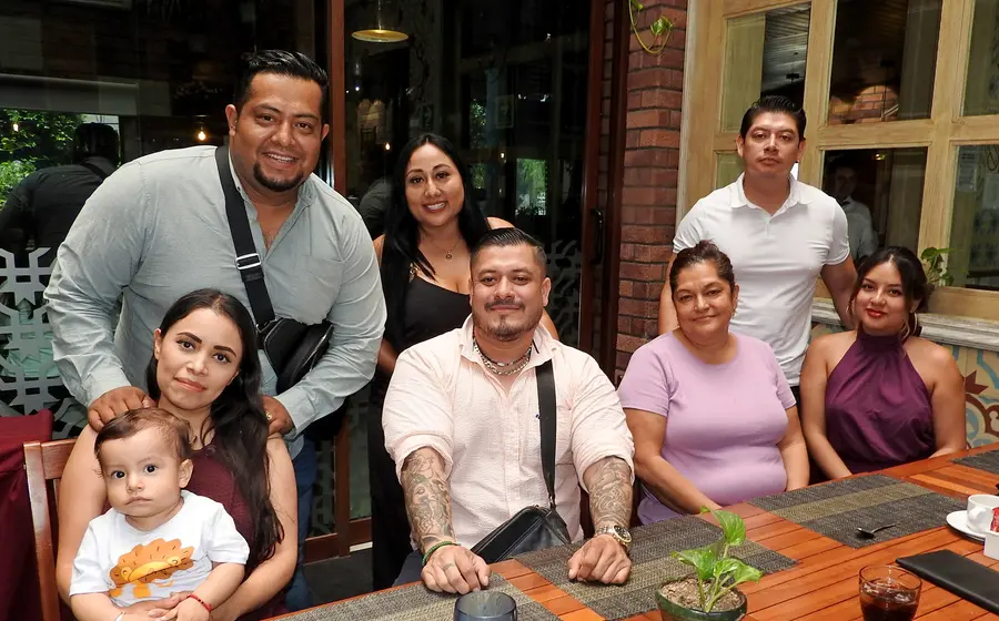 Julio Paleta celebra su cumpleaños sentado al centro, rodeado por el cariño de sus familiares y amistades que lo felicitan.