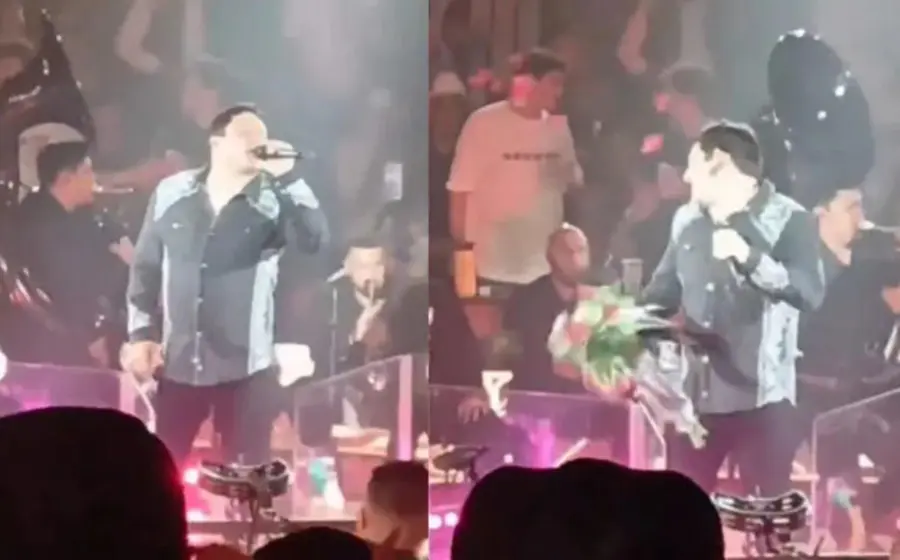 El cantante Julión Álvarez es captado en el momento exacto en que un ramo de flores impacta directamente contra su rostro durante un concierto.