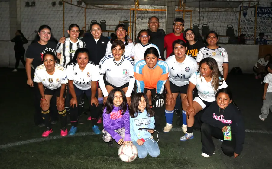 El equipo 'Las Madres' celebra su coronación como campeonas del torneo de futbol rápido organizado por el Día de las Madres.