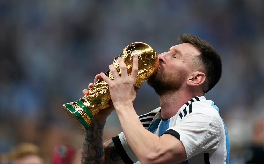 Leo Messi, capitán de la selección argentina, lidera a su equipo con el objetivo de volver a ganar la Copa para su país.