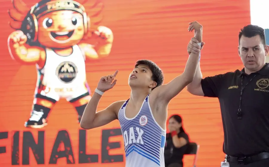 Jóvenes luchadores de estilo libre de Oaxaca posan orgullosamente con las 29 medallas que ganaron en la Olimpiada Nacional 2026.
