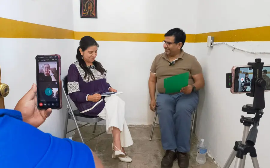 La maestra Rosario explica el origen etimológico de la palabra infancia, que significa 'aquel que no habla', durante una presentación.