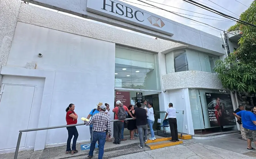 Decenas de molestos cuentahabientes acuden a una sucursal bancaria en Juchitán de Zaragoza para cancelar sus cuentas tras el cierre.