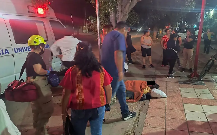 Escena del accidente ocurrido en la agencia de Pueblo Nuevo, Oaxaca, donde una mujer fue arrollada por un motociclista que escapó.