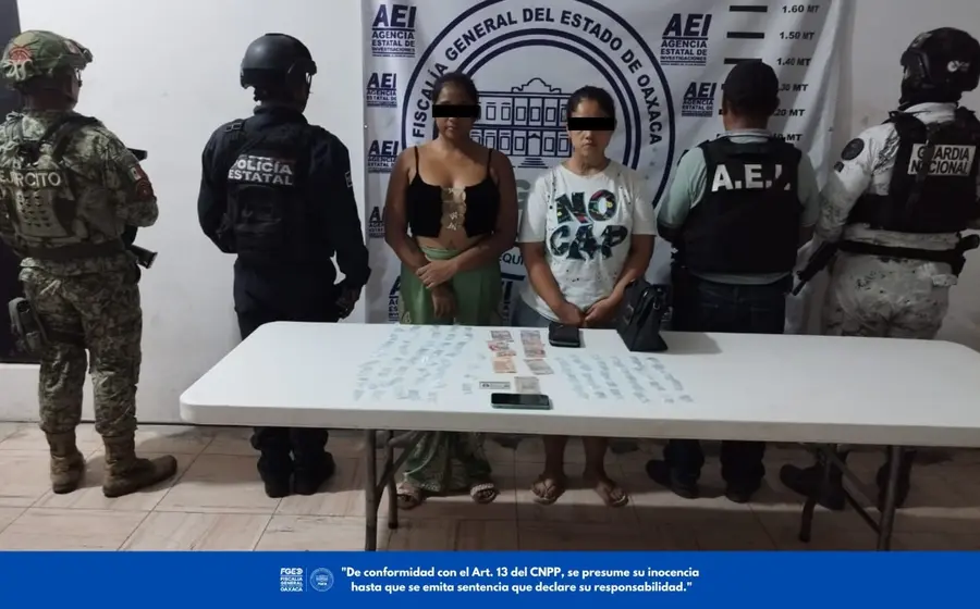 Dos mujeres son detenidas con presunta droga conocida como 'cristal' durante un operativo de seguridad realizado en la carretera 125 de la Costa de Oaxaca.