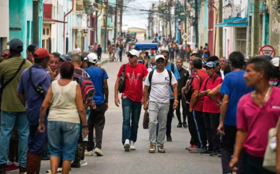 Una imagen conceptual de las banderas de Cuba y Estados Unidos, que simboliza las negociaciones diplomáticas estancadas entre ambas naciones soberanas.