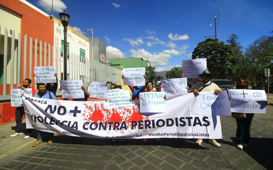 Una imagen que simboliza el peligro que enfrentan los periodistas en Oaxaca, región considerada una 'zona de silencio' por los ataques a la prensa.