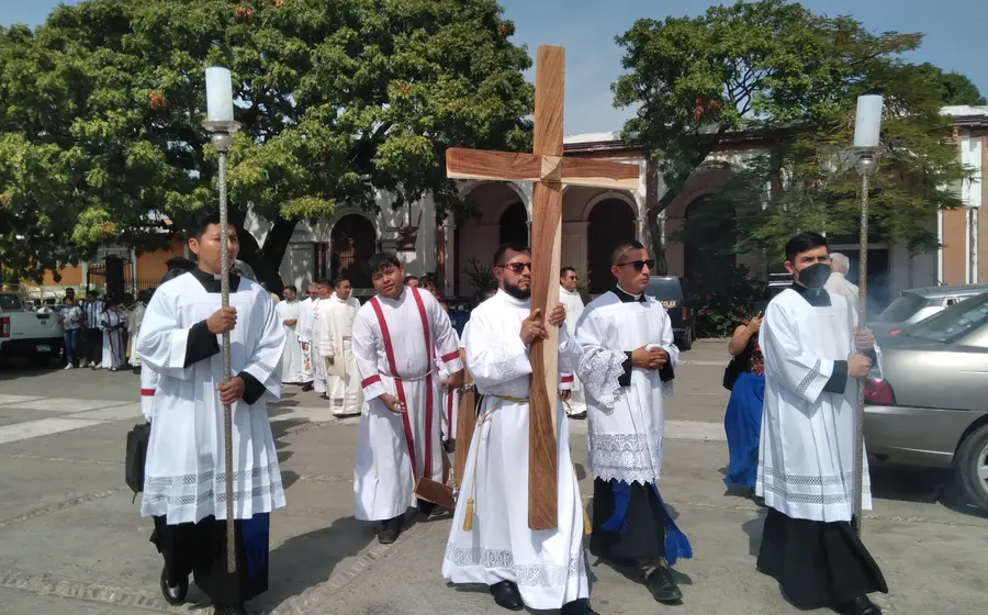 Monseñor Crispín Ojeda, obispo de la Diócesis de Tehuantepec, quien presidirá la ceremonia de una nueva ordenación sacerdotal en la región del Istmo.