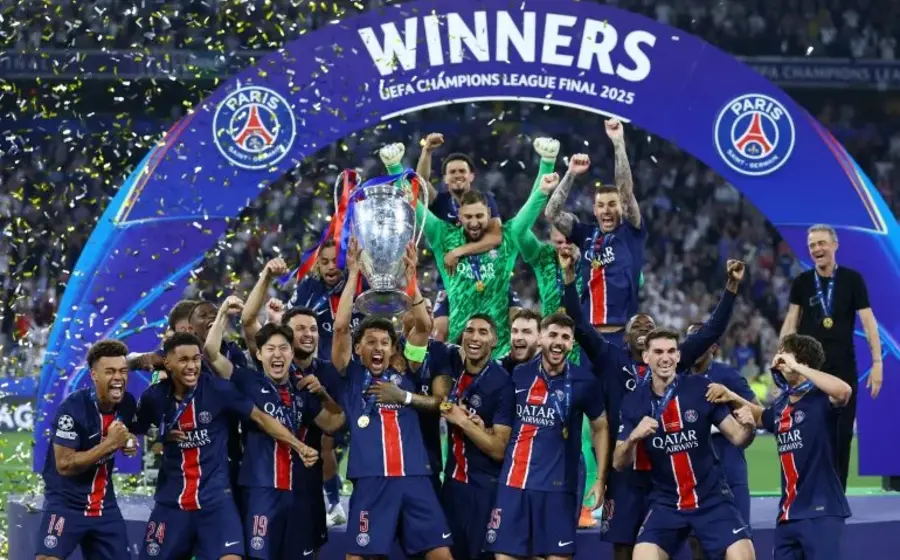 El equipo del París Saint-Germain en acción, buscando conseguir el bicampeonato para consolidar su supremacía en el fútbol de Europa.