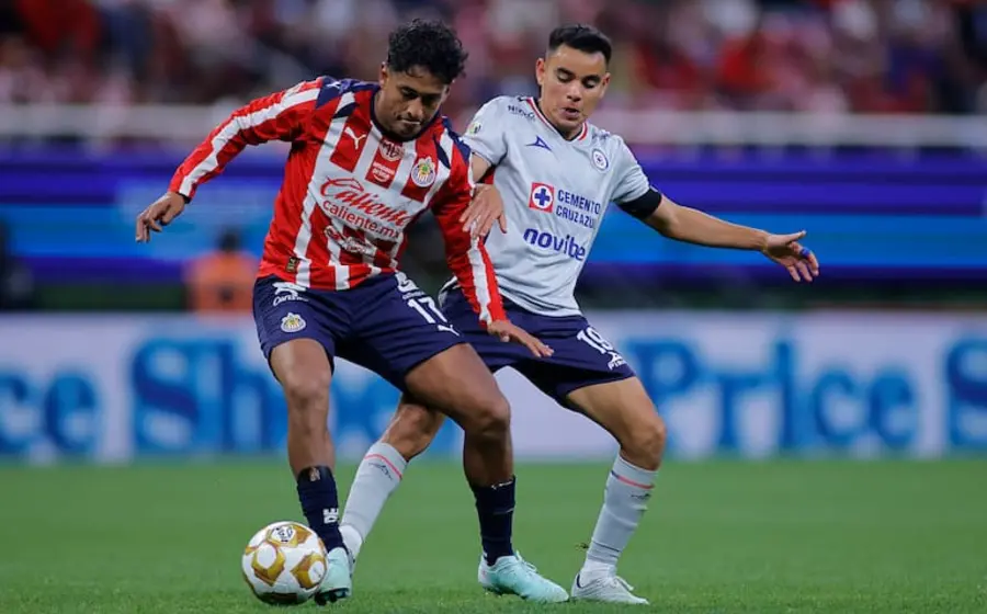 Jugadores de Cruz Azul y Chivas disputan el balón durante el partido de ida de las Semifinales del torneo de fútbol.
