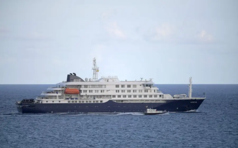 Dos pasajeros del crucero MV Hondius son aislados por precaución tras presentar síntomas, debido a un caso confirmado de Hantavirus en la embarcación.