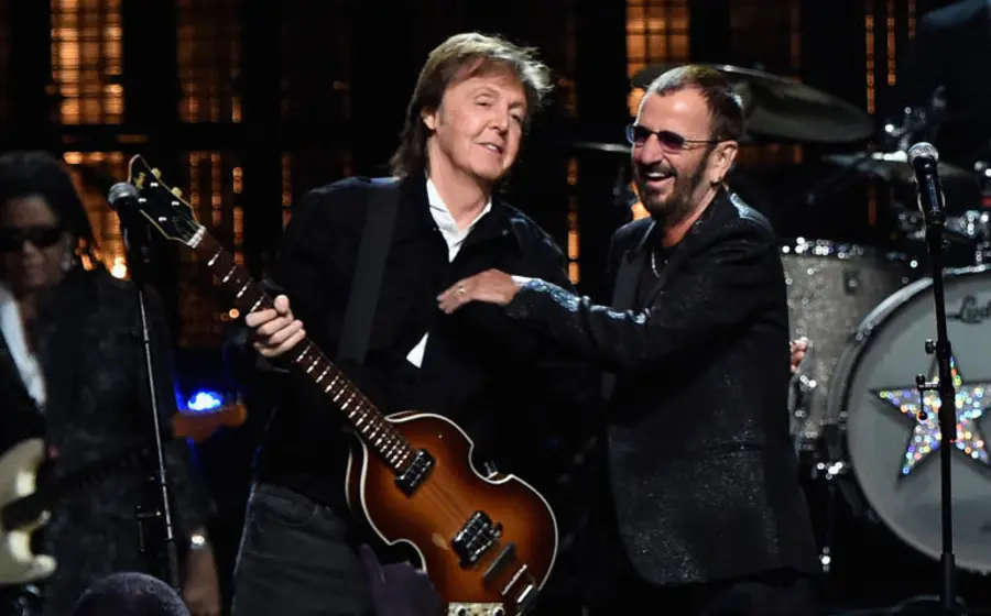 Paul McCartney y Ringo Starr, legendarios miembros de The Beatles, posan juntos en una fotografía que celebra su colaboración y legado musical.