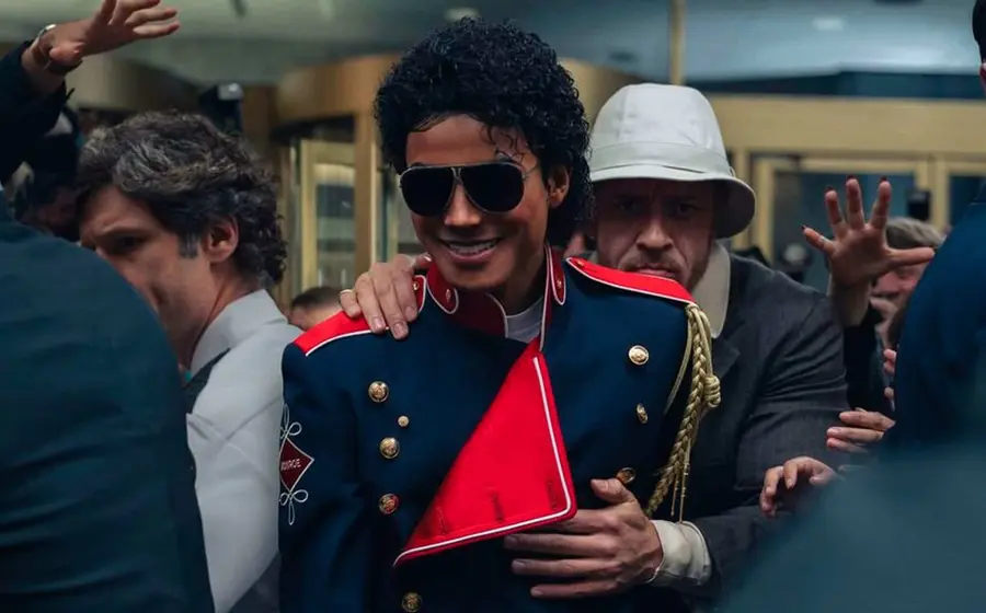 Imagen promocional de la película 'Michael', el exitoso biopic sobre Michael Jackson que ha generado polémica por omitir los episodios oscuros de su vida.