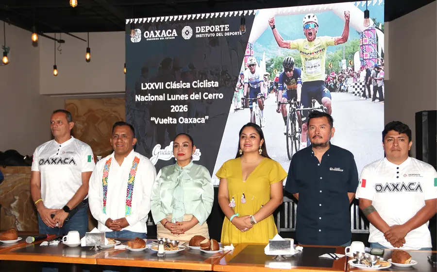 Organizadores anuncian los detalles de la tradicional y prestigiada justa ciclista de Oaxaca durante la conferencia de prensa de presentación del evento.