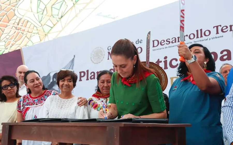 La Presidenta de México encabeza un evento en Atenco para restituir hectáreas de tierra destinadas al cultivo y la milpa.