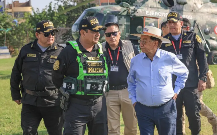 José María Balcázar, presidente de Perú, se reúne con altos mandos policiacos para discutir el estado de emergencia por crimen organizado.
