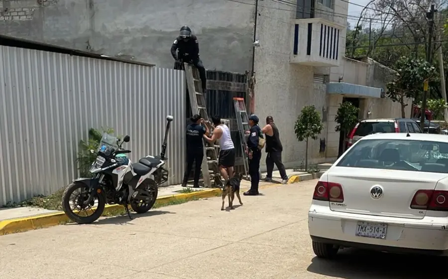Fotografía de la barda de un domicilio desde la cual un presunto ladrón cayó al intentar cometer un robo en la propiedad.