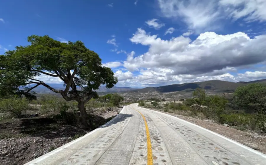 Un camino artesanal en construcción en Oaxaca, parte del programa gubernamental que cuenta con una inversión de más de mil millones de pesos.