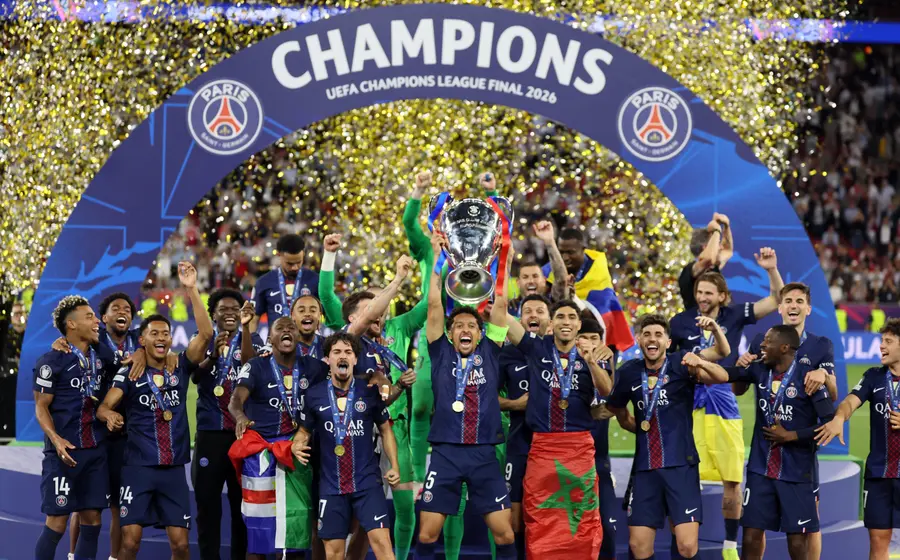 El equipo del Paris Saint-Germain celebra con gran emoción su bicampeonato en la Champions League, un triunfo histórico conseguido desde los penaltis.