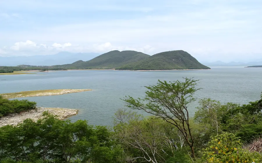 El antiguo pueblo de Jalapa del Marqués sumergido bajo el agua para la construcción de la Presa Presidente Benito Juárez, conmemorando 65 años del éxodo.