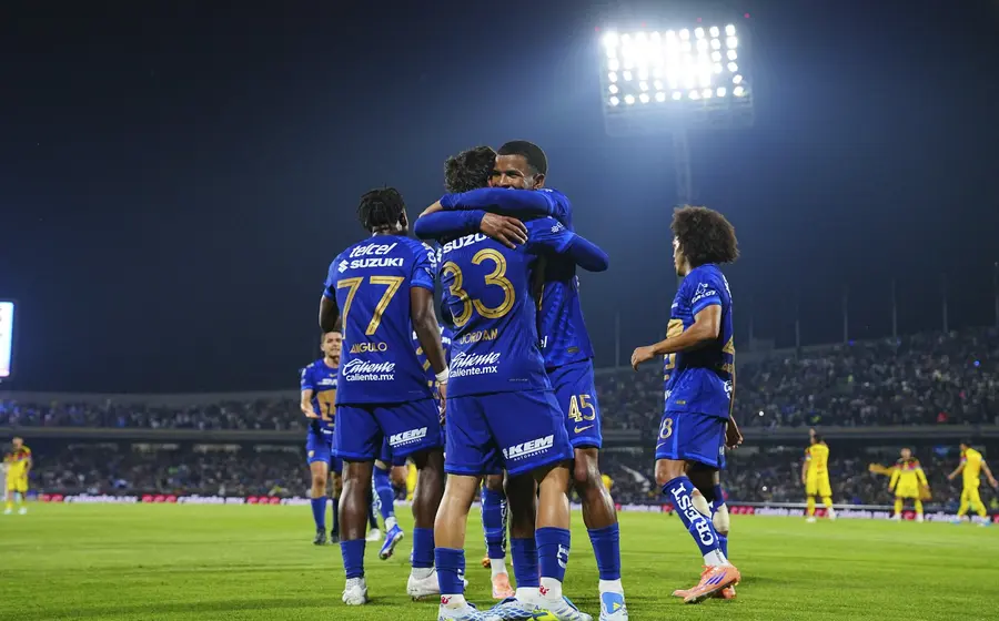 Jugadores de Pumas celebran su clasificación a las semifinales del torneo, la cual consiguieron gracias a su mejor posición en la tabla general.