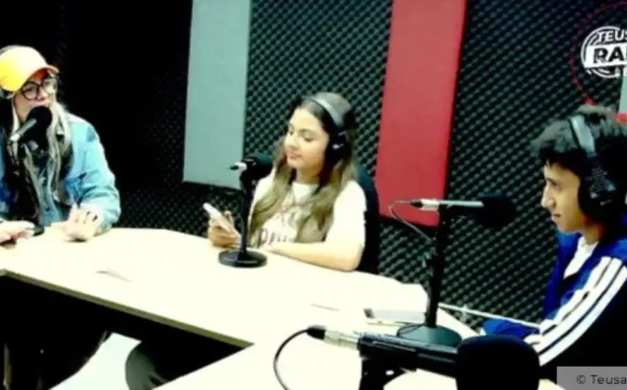 Rafaela Castro, hija del cantante Cristian Castro y nieta de Verónica Castro, durante su sorprendente e inesperado debut en la radio.