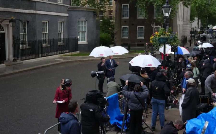 Una imagen que ilustra la presión política sobre Keir Starmer, después de que cuatro subsecretarios renunciaron pidiendo la salida del primer ministro.