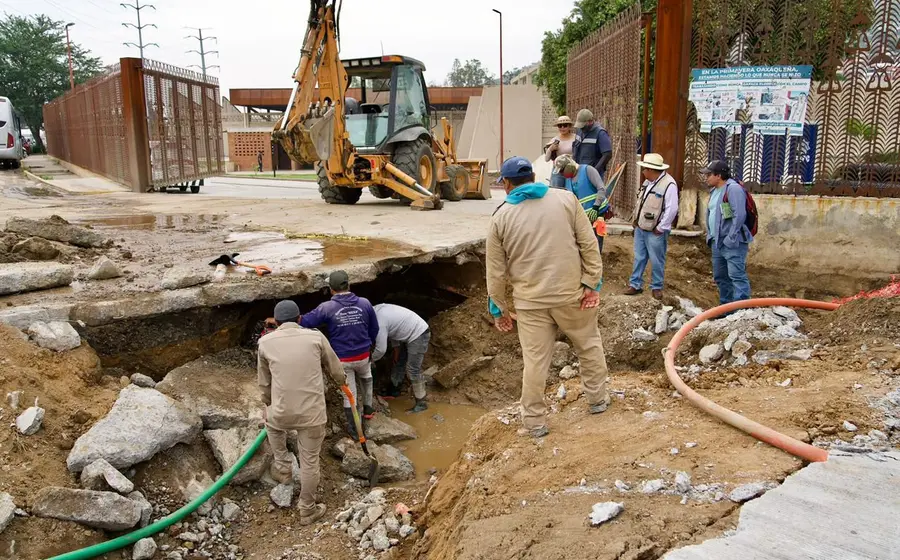 Trabajadores reparan el socavón en el río Atoyac que provocó una fuga de agua, afectando a colonias de la capital y Santa Lucía.