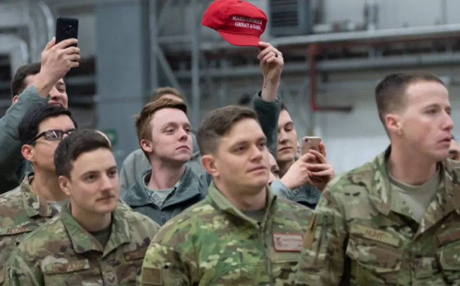 Tropas de Estados Unidos en una base de Alemania, cuya retirada afectará a 12 mil personas y causará un impacto económico negativo.