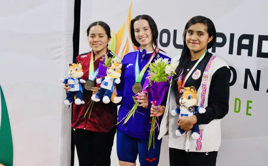 La atleta Sahara Monroy celebra en el podio de premiación durante su exitoso debut en la competencia de la Olimpiada Nacional 2026.