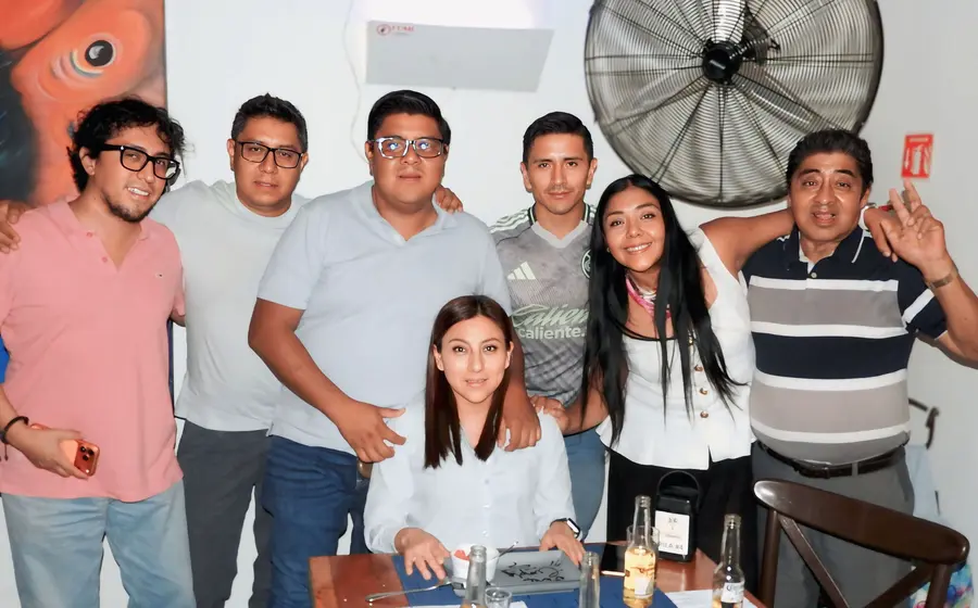 Sandra Ávila sonríe rodeada de su hermosa familia mientras celebra su fiesta de cumpleaños en un momento especial.